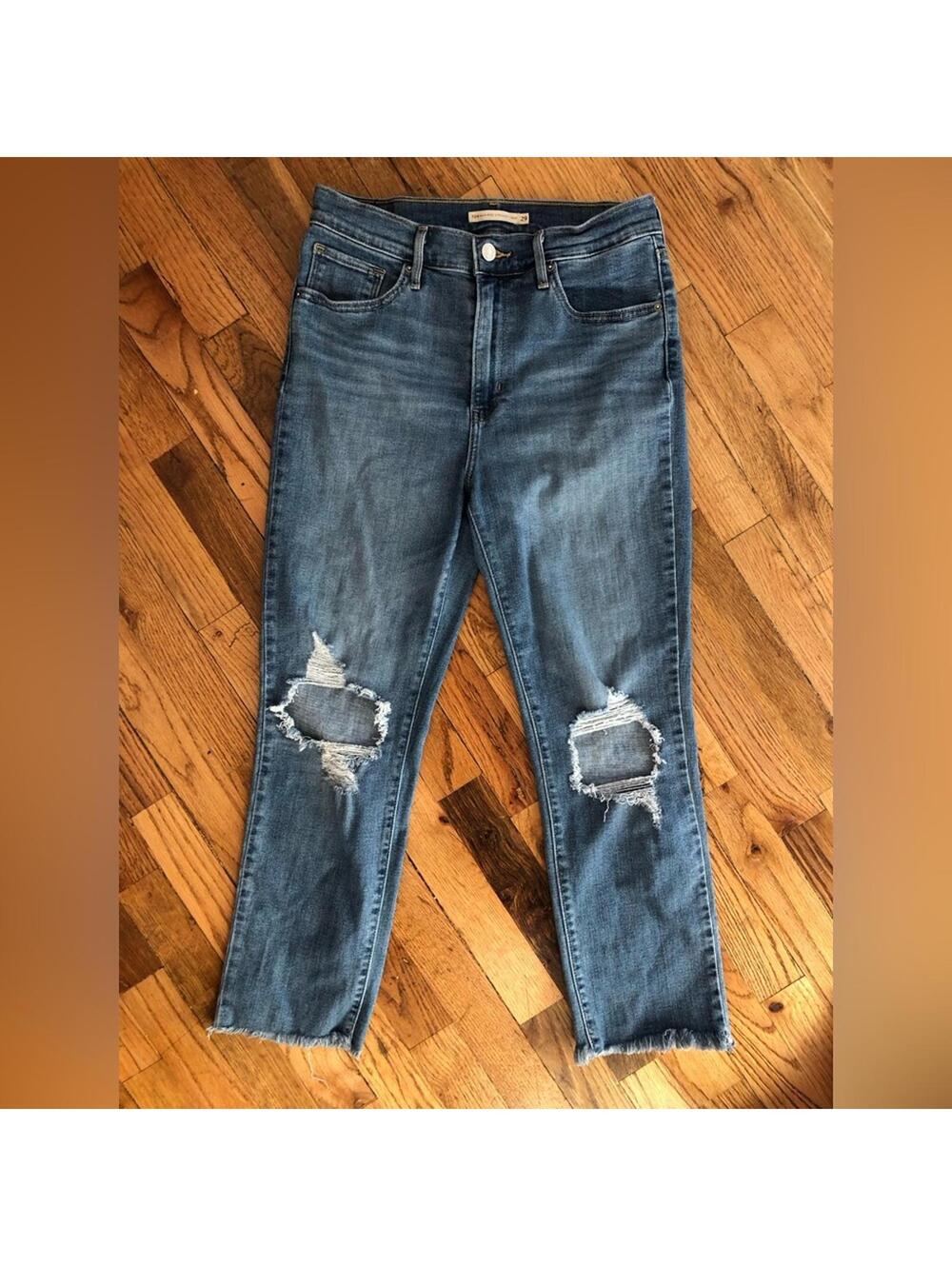 29 Levi’s Distressed High Rise Straight Crop Frayed Hem